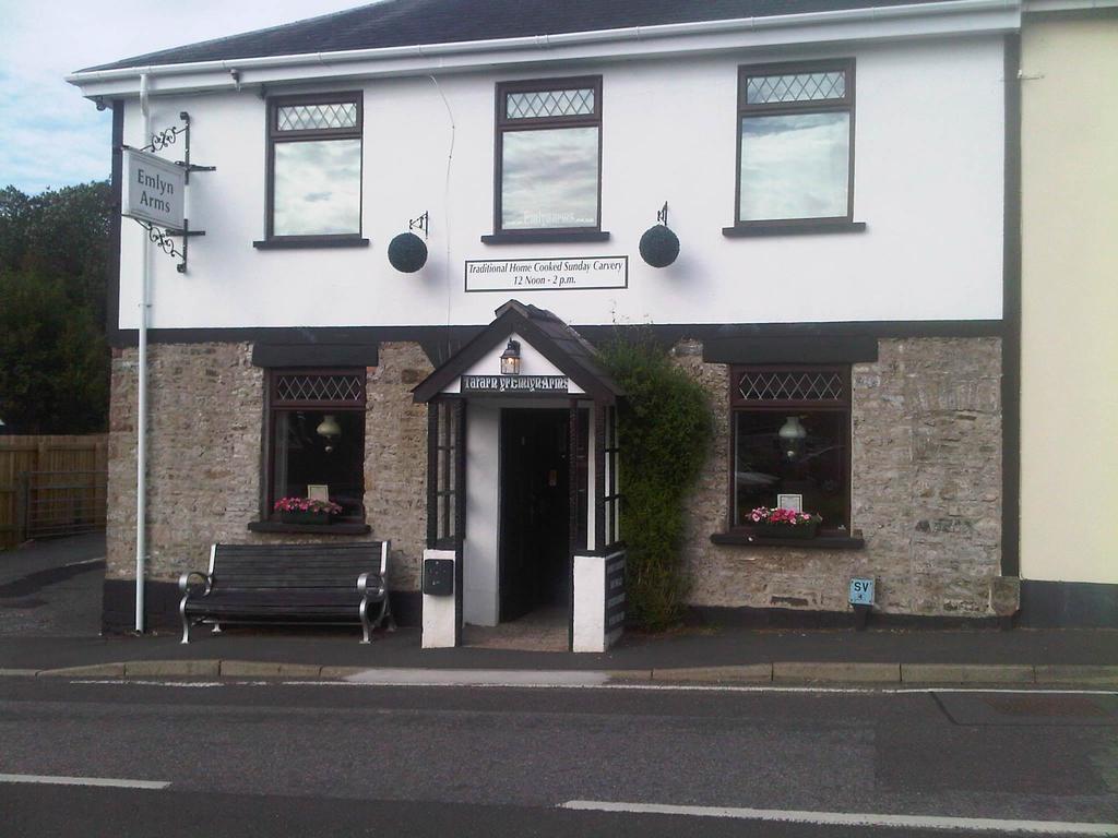 Bed and Breakfast Emlyn Arms Llanarthney Esterno foto